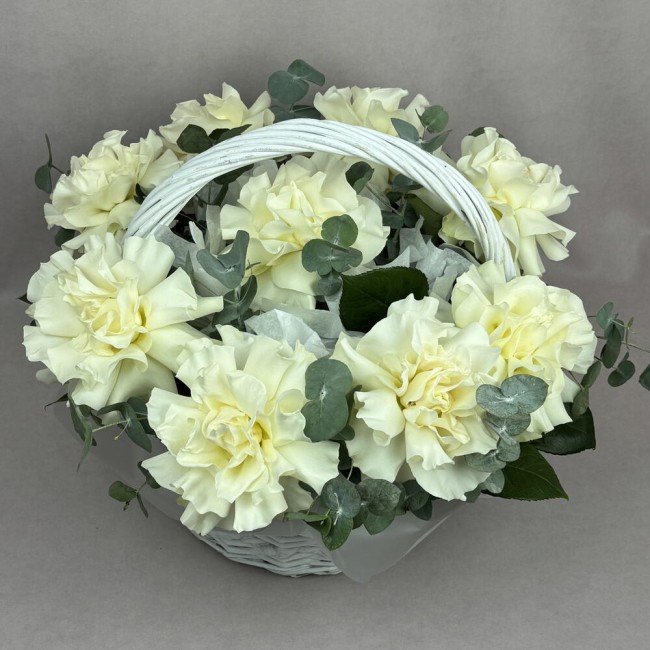 Букет цветов "Корзина из белых французских роз"